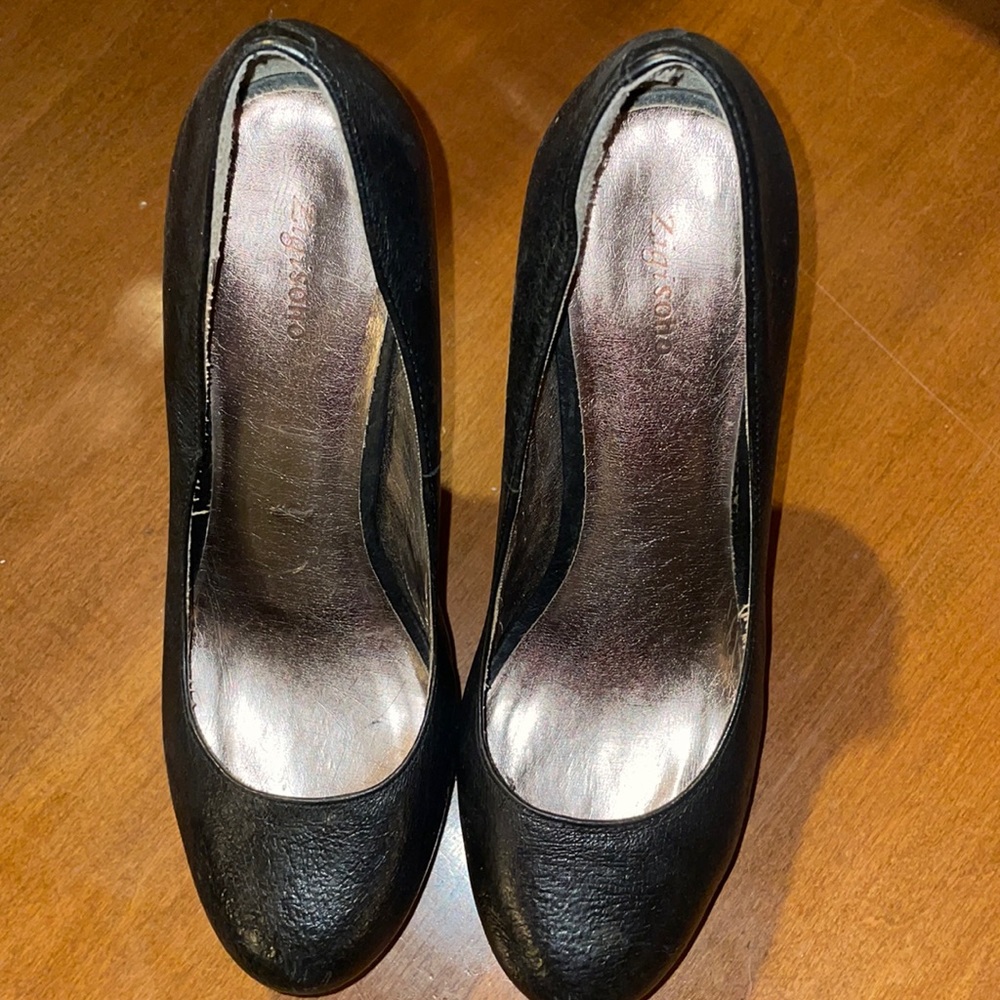 Black pumps